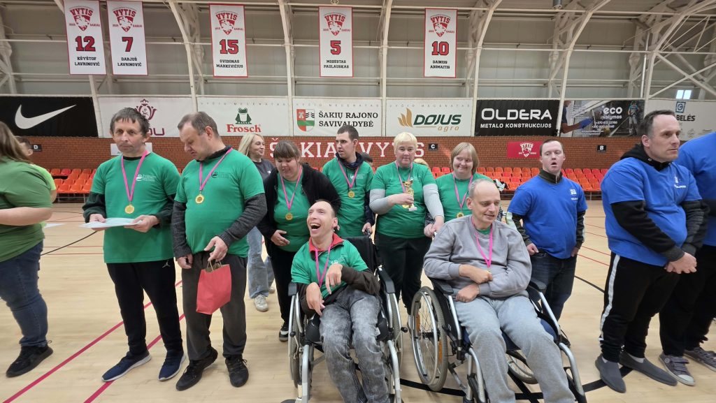 Asmenų su negalia dienos centro lankytojai dalyvavo sporto varžytuvėse Šakiuose